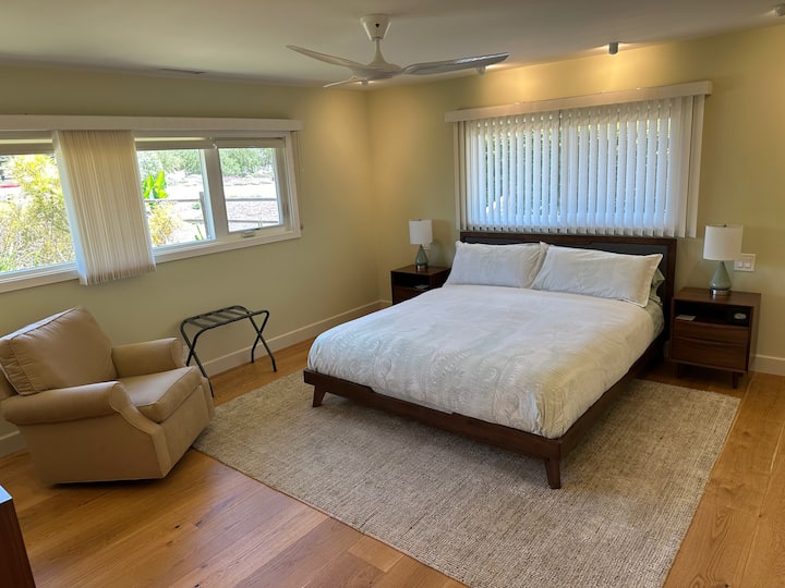 غرفة نوم رئيسية بسرير بحجم كبير.