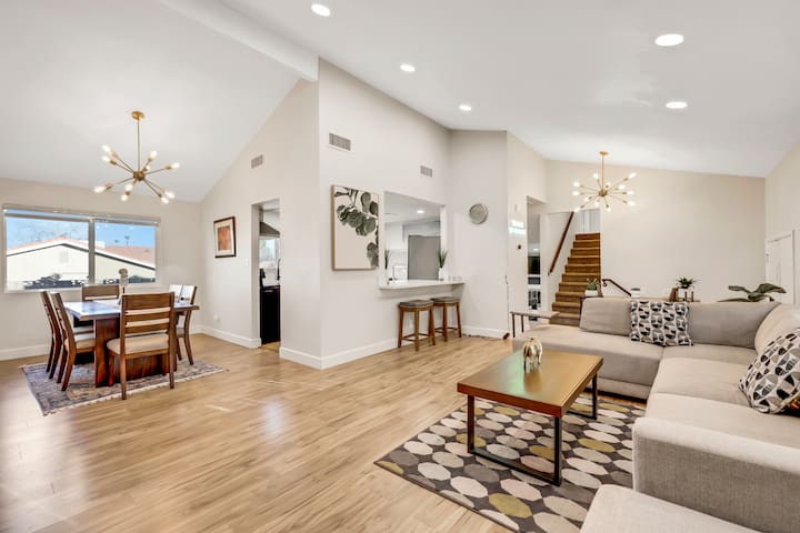 MidCentury Modern Home w/ Pool | 10 Min to Strip! gallery image 3