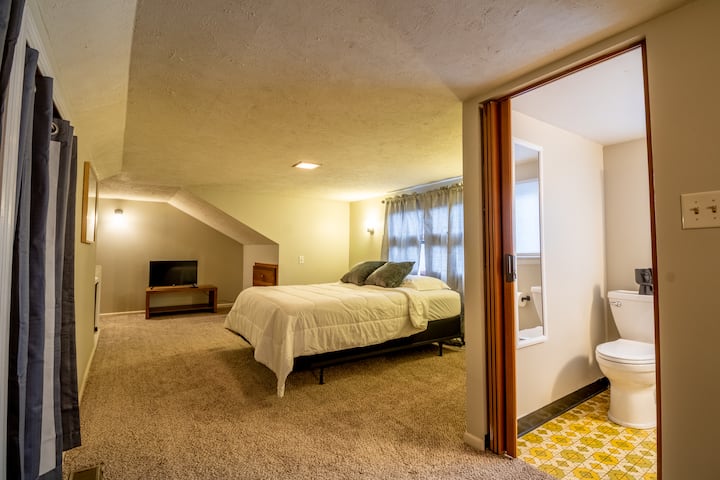 Nivel superior, dormitorio, espacio de trabajo y medio baño