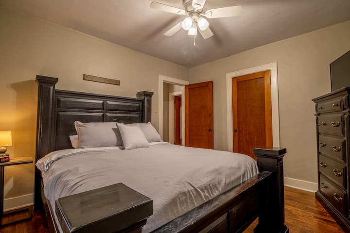 Cómodo colchón queen en este dormitorio del primer piso