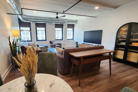 Luxury Condo, Allergy Friendly, 1 PM In/Out
