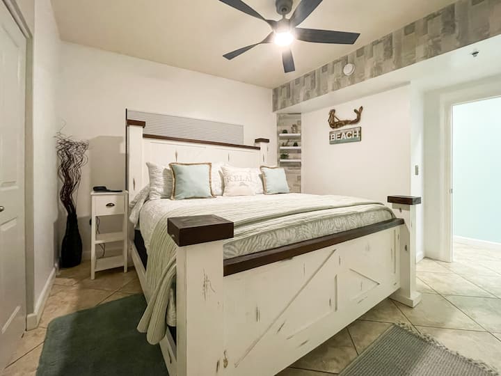 תיהנו משנת לילה טובה על מיטת הקינג סייז החדשה הזו.  האורחים ממש אוהבים את זה!