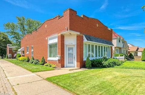 Red Brick Chalet: Ideal Getaway-Singles & Couples!
