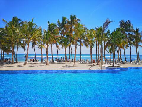 The Blue House Luxury Seafront Apt. Club Hemingway