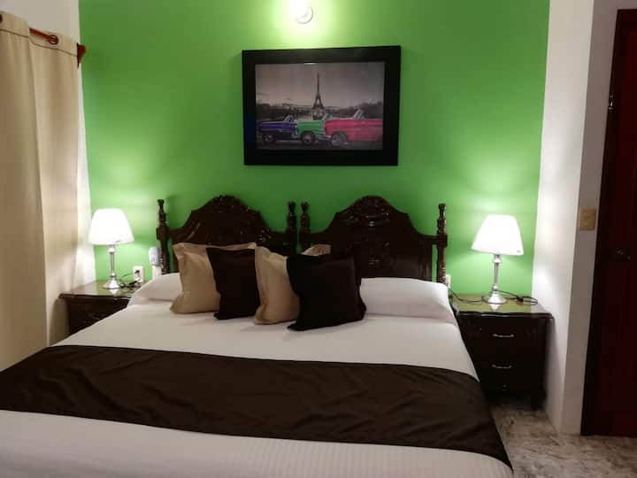 CHUMBA CHA KULALA KINA KITANDA CHA MFALME CHA MWEREZI, MTUNGI WAWILI WENYE TAA, TV YA 32 PLGS, MMILIKI MDOGO WA MLANGO, KABATI NA DROO, KIFURUSHI KIMOJA NA FUNGUO ZA KUHIFADHI  VITU, KIKAPU CHA TAKA, HALI YA HEWA YA 1T, SHABIKI WA DARI, UBATILI WA CEDAR