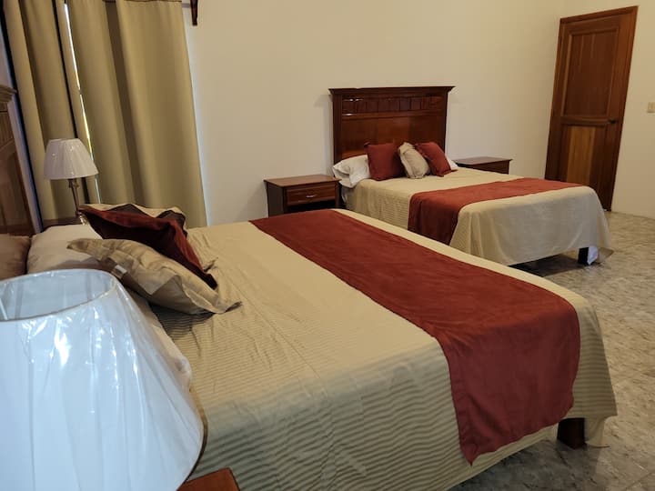 SPÁLŇA S DVOMA LÔŽKAMI, MANŽELSKOU POSTEĽOU A MANŽELSKOU POSTEĽOU