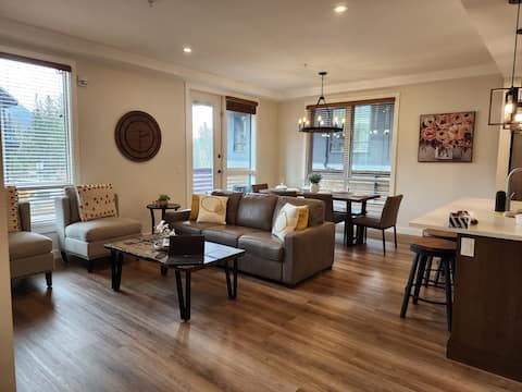 Successful Airbnb property: BRAND NEW 2bd/2ba Luxury Corner Unit: Spring Creek in Alberta Rockies