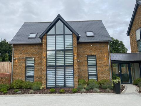 Modern 2 bedroom guest house with private patio