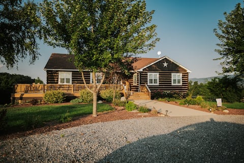 Cozy Log Home, (szn)Heated Pool/6 Bedrooms