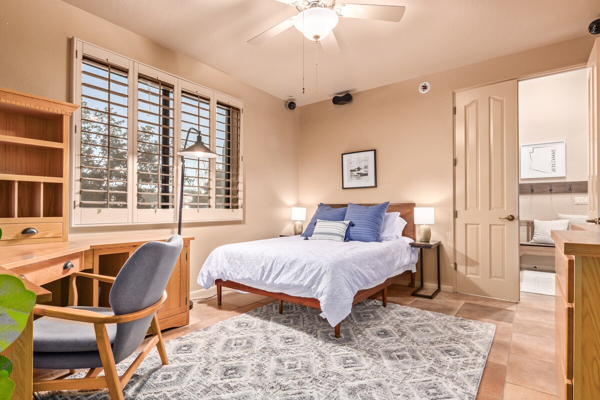 Chumba cha kulala cha wageni kilicho na sehemu ya kufanyia kazi.