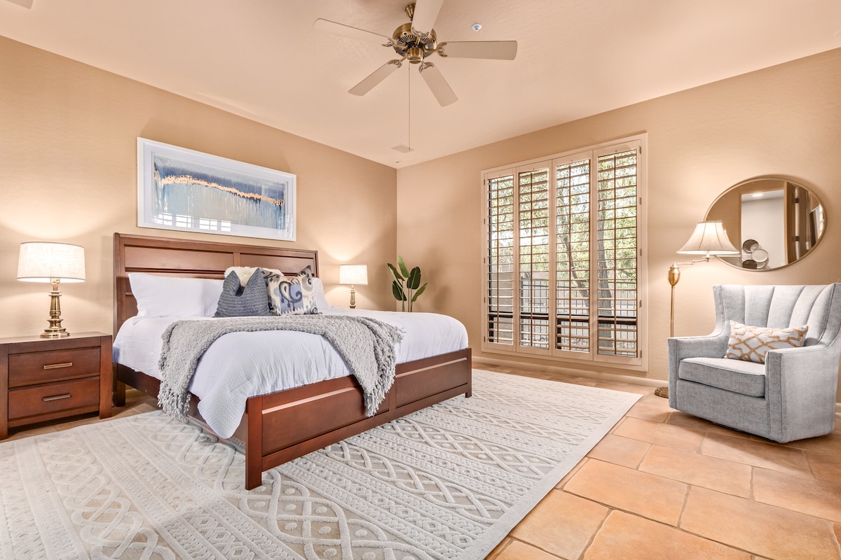 Chumba bora cha kulala chenye kitanda aina ya King.