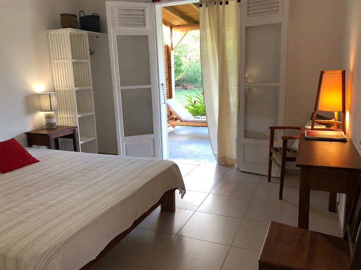 חדר שינה 1.
מיטת קווין סייז אחת