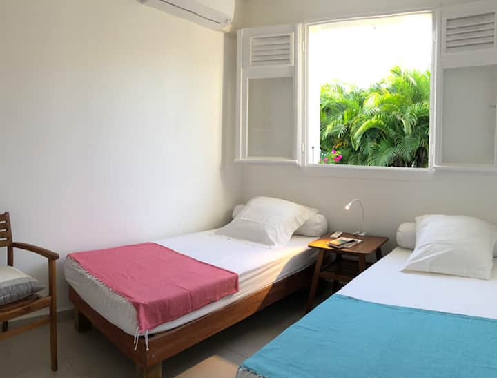 חדר שינה 2.
2 מיטות יחיד.