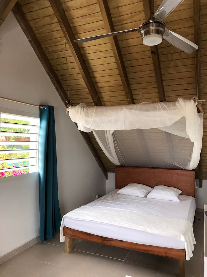 חדר שינה 3.
מיטת גומחה קווין סייז אחת.
2 מיטות יחיד