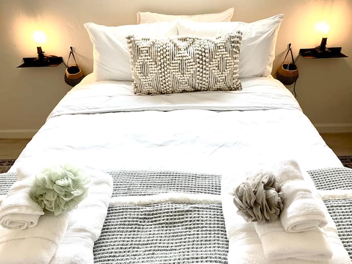 全尺寸Casper床垫+舒适的羽绒被+有机棉质床上用品=甜梦