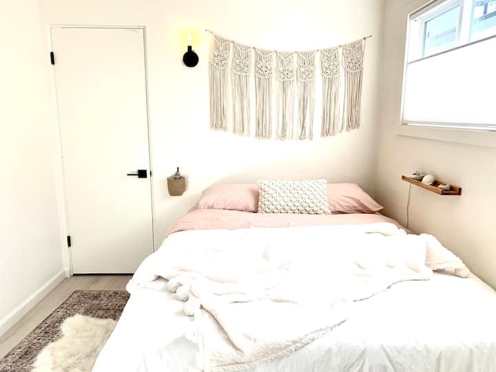 标准双人床垫，舒适的羽绒被-依偎在里面