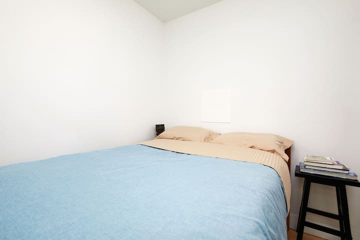 брачен кревет (широк 150-179 см) со душек од мемориска форма.