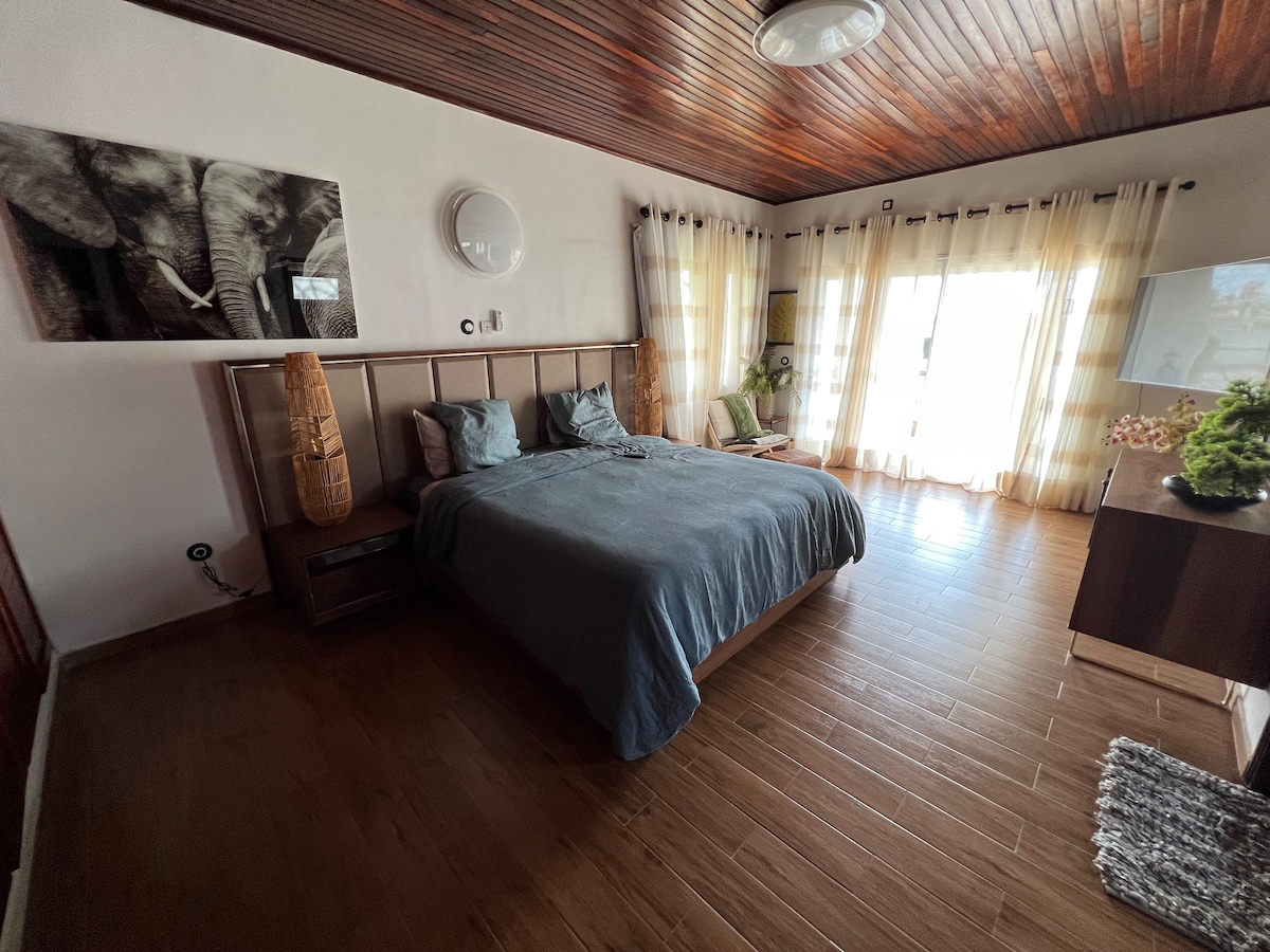 Chumba cha kulala cha Mwalimu, kitanda cha mfalme, hali ya hewa, TV katika vyumba vyote vilivyounganishwa na Wi-Fi, nyavu za mbu na madirisha yote...