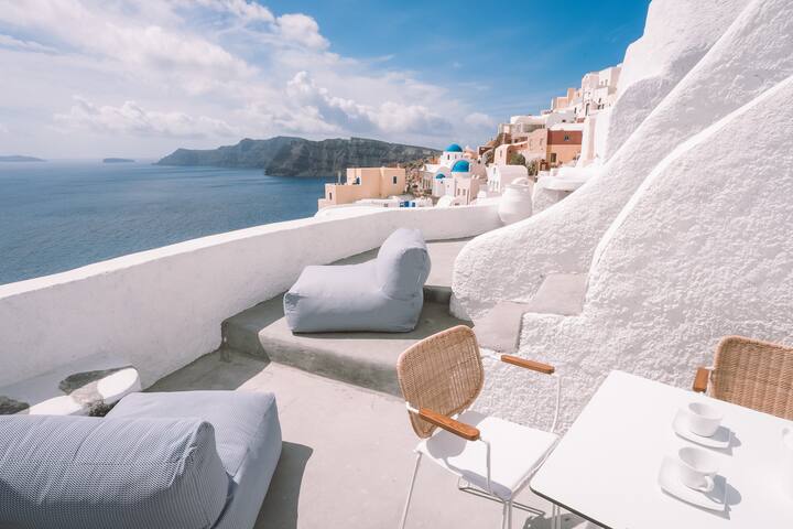 Gaia Suites | Sky Suite with Indoor Jacuzzi gallery image 4