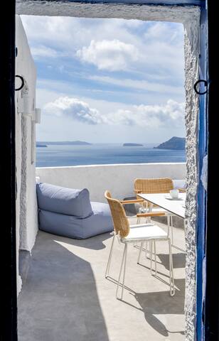 Gaia Suites | Sky Suite with Indoor Jacuzzi gallery image 3