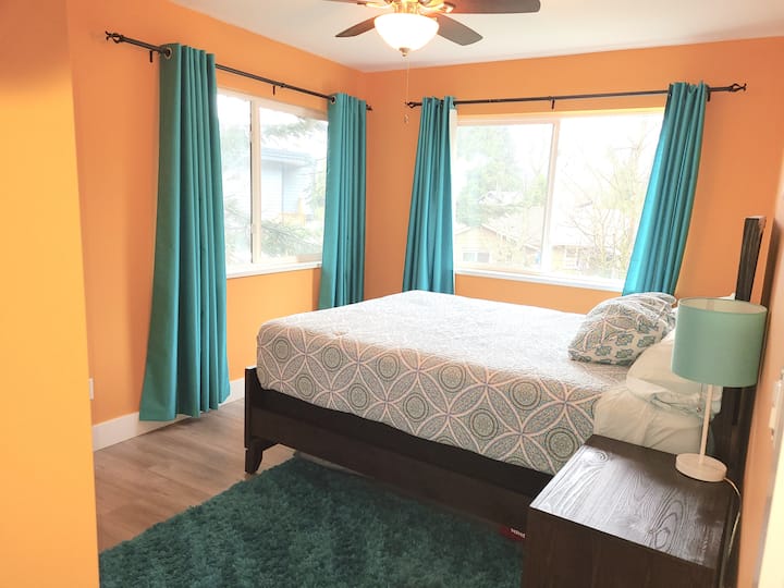 在我们全新的标准双人床上安顿下来睡个好觉。  清晨醒来，欣赏令人惊叹的山景，鸟儿在窗外鸣叫。