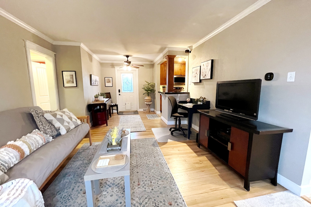 Top Airbnb: House w/Yard: Walk to Popular Cafés & Restaurants in Sunnyside