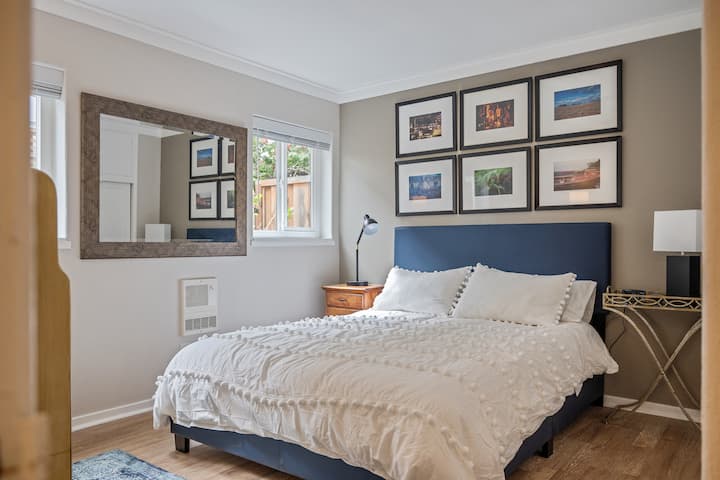 Chumba cha kulala cha malkia kilicho na godoro jipya na matandiko na mashuka 800 ya uzi. Hifadhi ya kutosha.