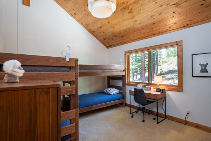 غرفة النوم رقم4 - سريران مزدوجان (يتسع لنوم 4 أشخاص)