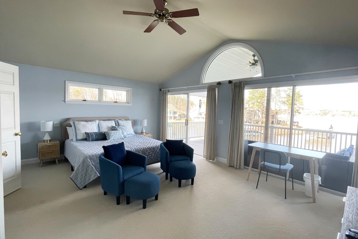 חדר שינה ראשי עם דק פרטי