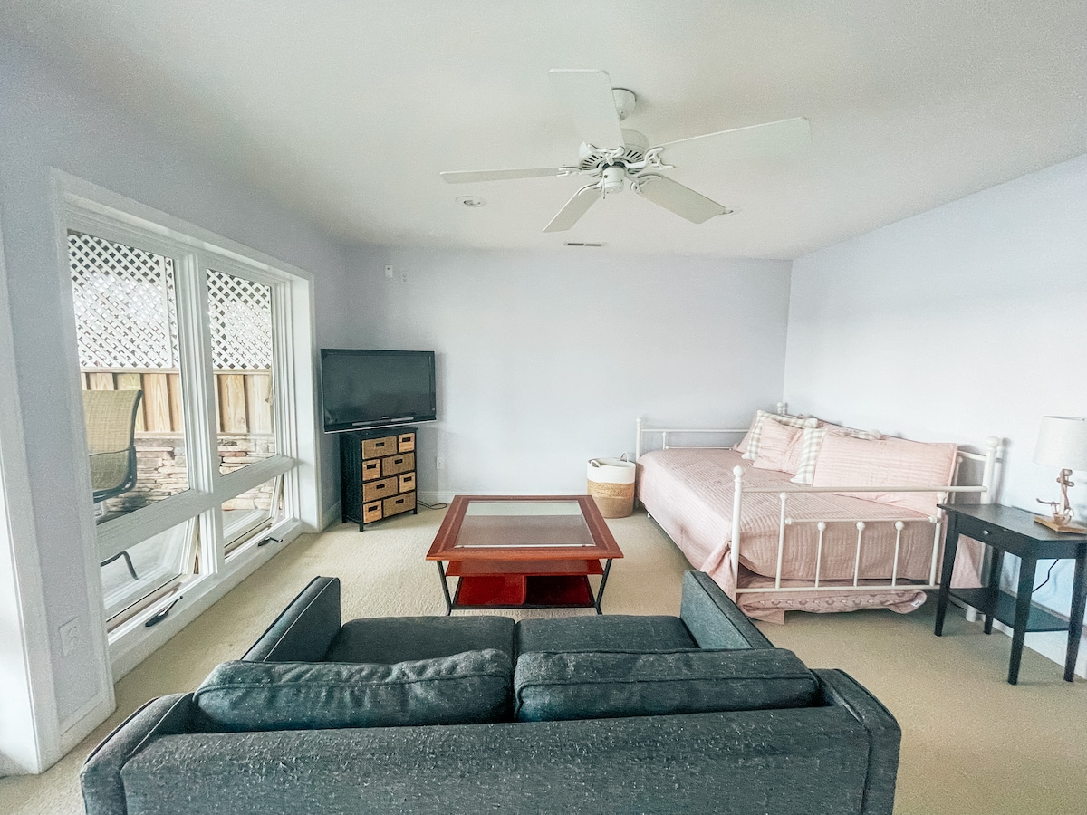 מאורת למטה עם מיטת יום מלאה ומיטת יחיד זוגית