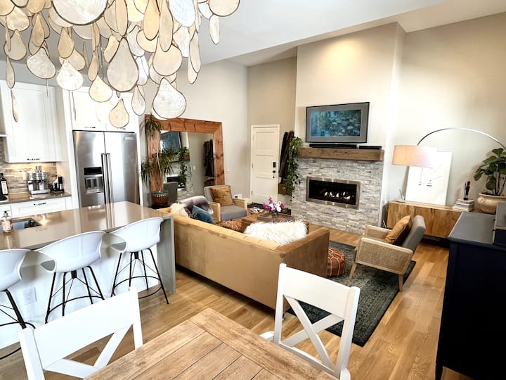 תיהנו מסרט הנטפליקס האהוב עליכם מטלוויזיית "המסגרת" מבית Samsung שמוצגת כציור כאשר היא לא בשימוש.