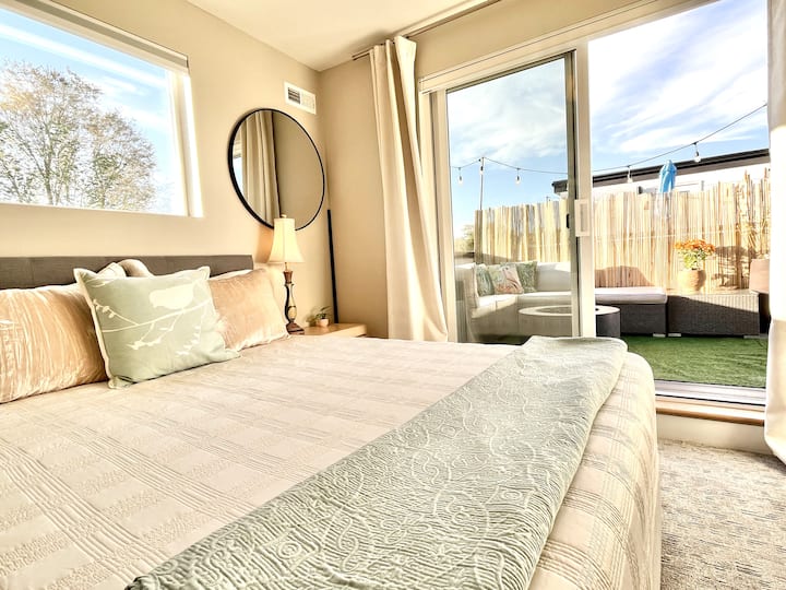 חדר שינה שני עם דלת הזזה מזכוכית לגג.