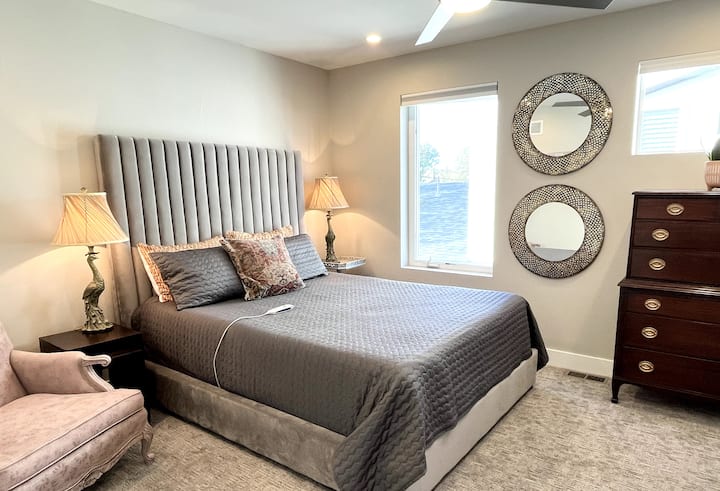 יש לי קולב בגדים נפתח על הקיר לתליית הבגדים שלכם במהלך הביקור, אין גישה לארון הראשי.