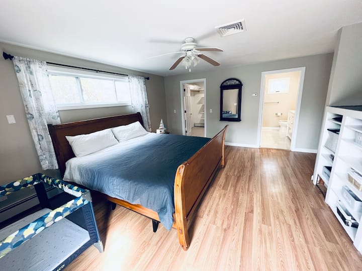 غرفة النوم الرئيسية مع حمام كامل وحوض مزدوج وحوض استحمام ودش ؛ خزانة واسعة للمشي ؛ باب منزلق يؤدي إلى فناء كبير مع حفرة نار ؛ سرير محمول للأطفال ؛ حامل إضاءة LED مع بلوتوث وحساس  اللمس لتغيير الألوان. 