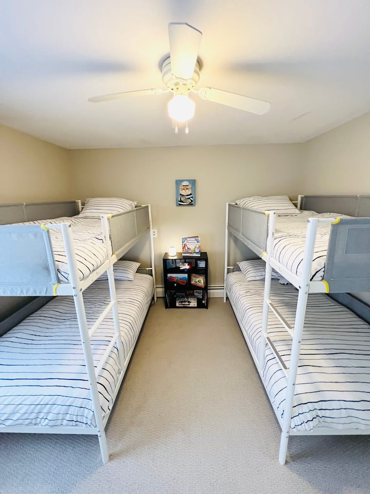 أسرّة بنكية مزدوجة الحجم. خزانة كبيرة مع باب منزلق مرآة ورف كتب وغطاء LED ليلي مع بلوتوث وتغيير لون حسي اللمس. 