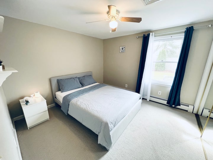 سرير بحجم كوين مع خزانة كبيرة مع باب انزلاقي للمرآة. حامل إضاءة LED الليلي مع بلوتوث ولمس الألوان المتغيرة. 