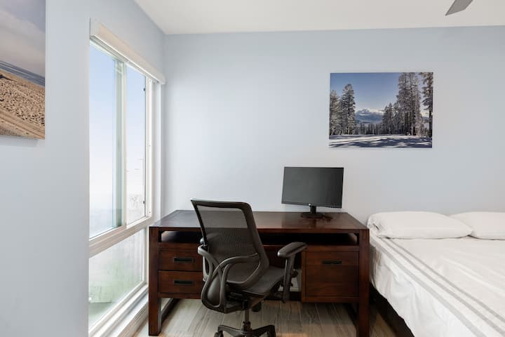 bureau in slaapkamer met queensize bed