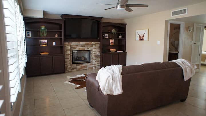Western charm awaits: Large queen sofa bed, bench seating, Smart TV , and the cozy ambiance of an indoor fireplace . Plus, board games for entertainment. Experience the desert vibes!