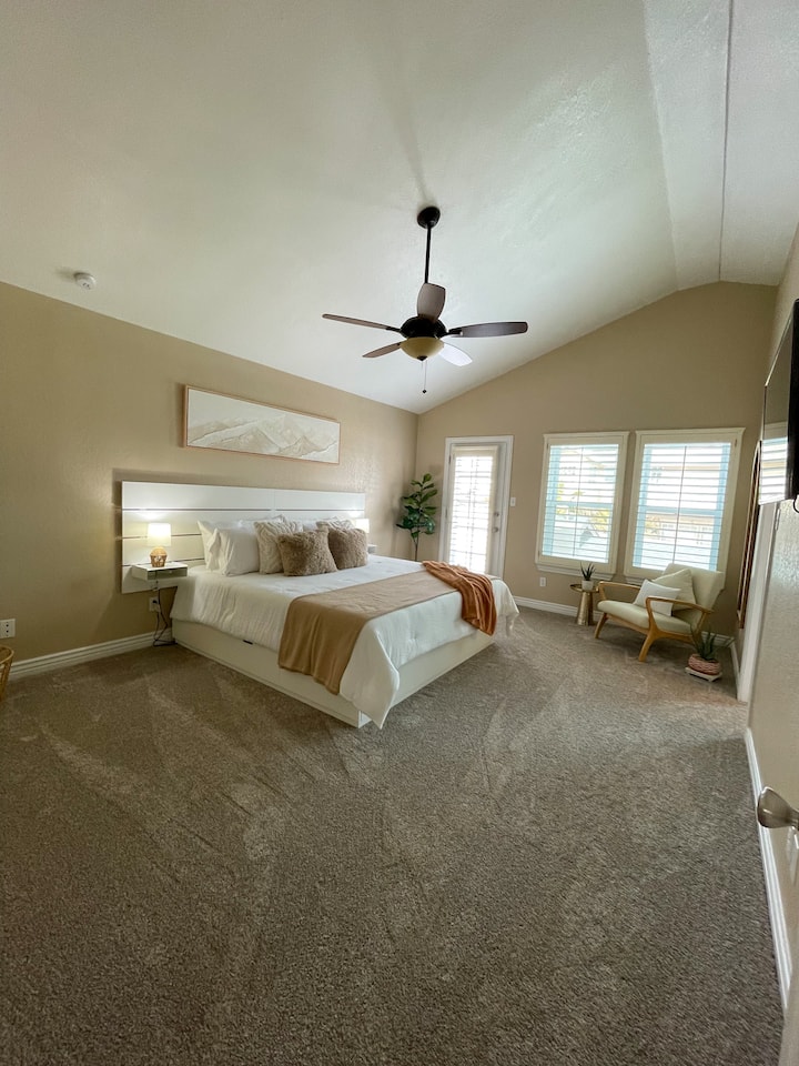 Serene Upstairs Master Suite: King bed, under-bed storage, TV, ceiling fan, and reading corner. Neutral desert theme. Private balcony & ensuite. Perfect getaway. ️