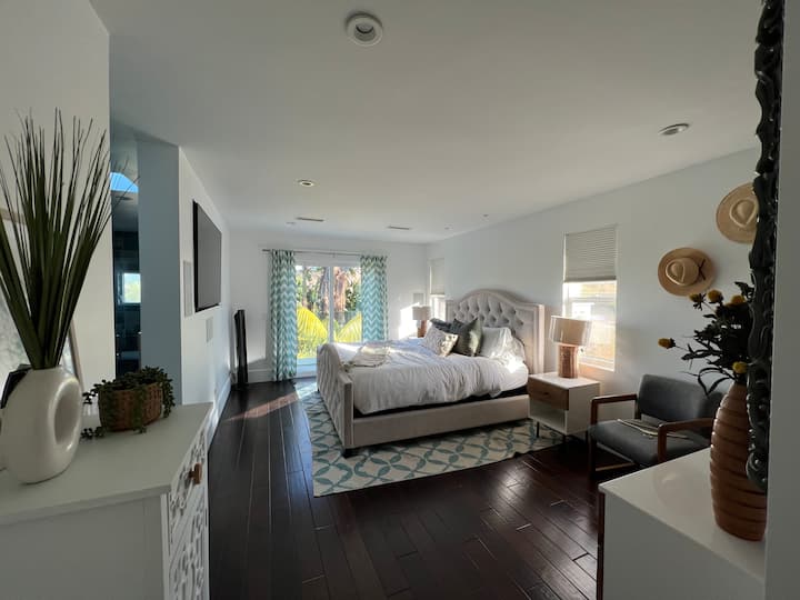 Master suite ghorofani na kutembea katika kabati na nje binafsi balcony.