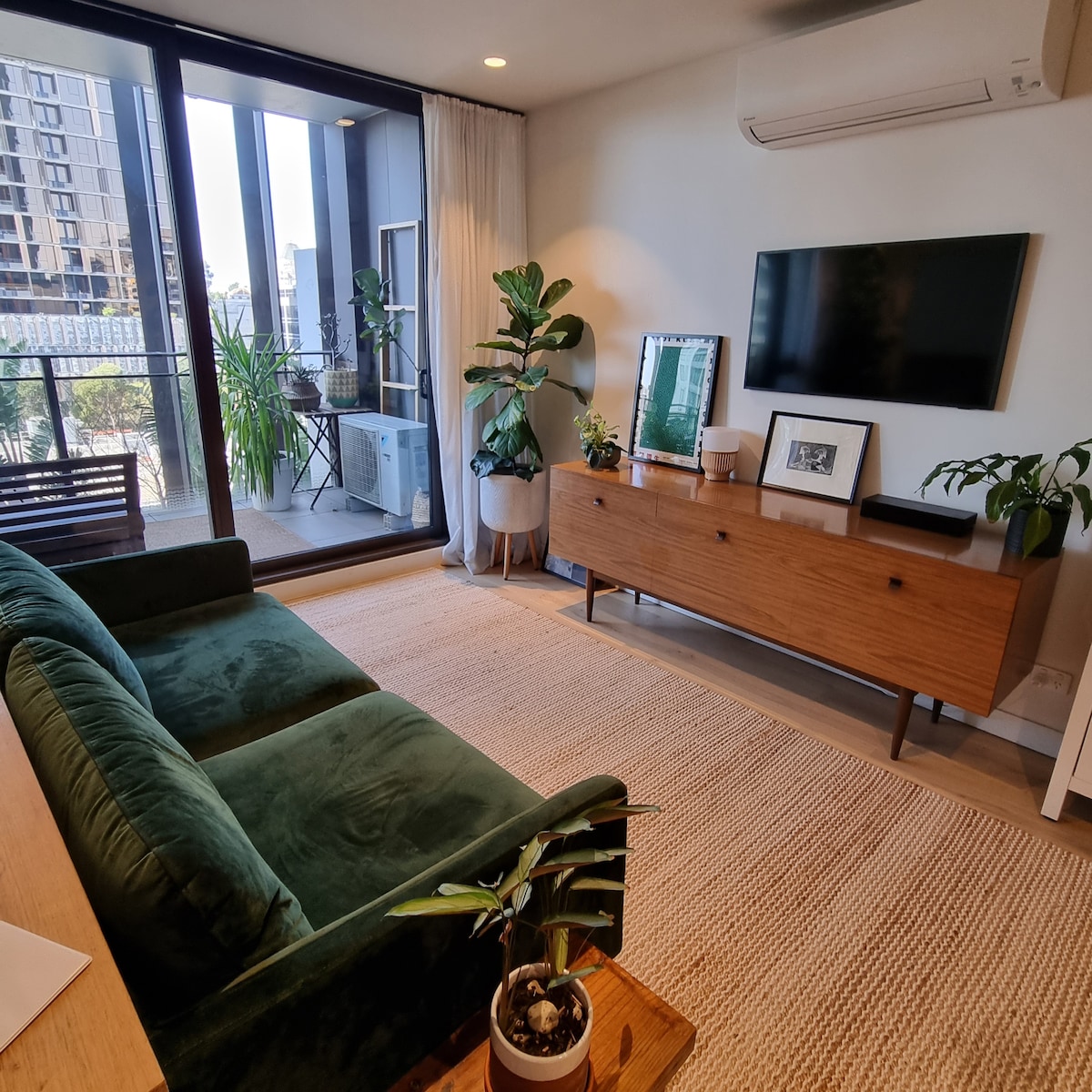 Top performing Airbnb: Cosy 1BR + Study w/ Parking, Gym & Pool in Southbank