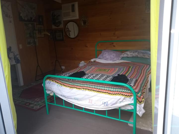 Unique Up-cycled One-bedroom Cabin With Pool - ニューカッスル