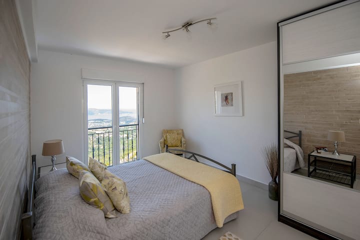 GLAVNA SPAVAĆA SOBA NA 2. KATU S POGLEDOM NA MORE, PRIVATNA KUPAONICA, KLIMA-UREĐAJ I ORMAR