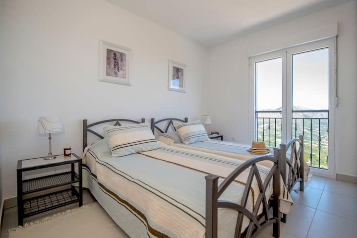 SOBA NA 2. KATU S POGLEDOM NA MORE, GARDEROBEROM, KLIMA-UREĐAJEM I SUSJEDNOM KUPAONICOM