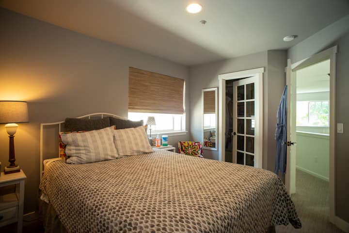 Chumba cha kustarehesha kilicho na rafu mahususi za kabati la nguo kwa ajili ya nguo zako pamoja na majoho kwa ajili ya matumizi yako