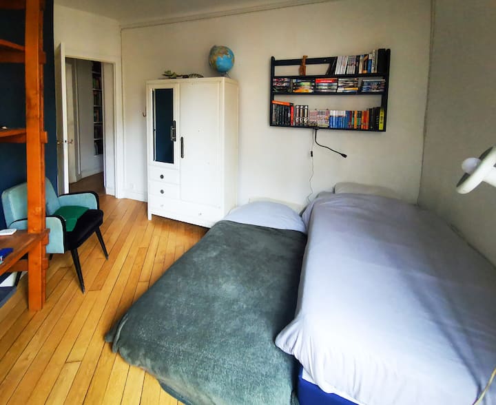 Dormitorio 3

1 cama individual 
1 matelas au sol
1 armario 
1 escritorio