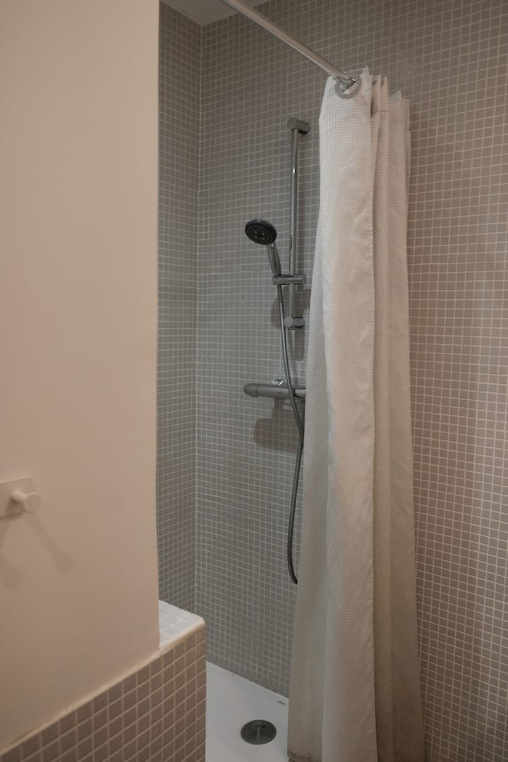 Baño suite principal
Ducha
Inodoro 
1 lavabo