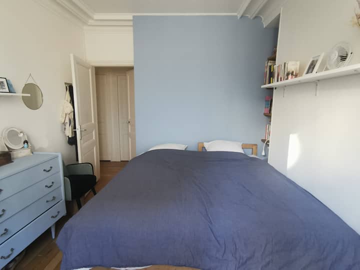 Chambre 1: 

1 lit 140
1 escritorio
1 armario
1 cómoda