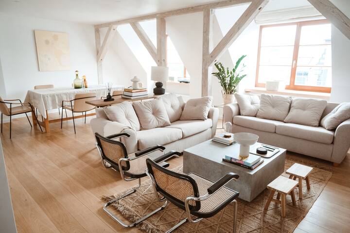 Birch Living: central & new 3-BR design apartment gallery image 4