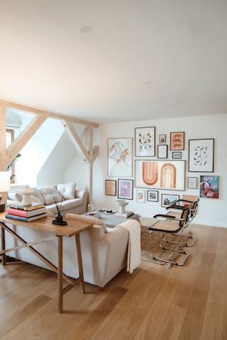 Birch Living: central & new 3-BR design apartment gallery image 5